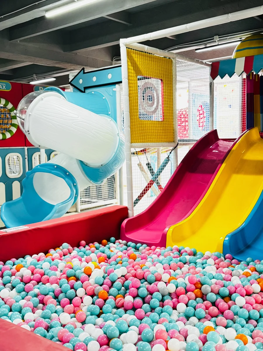 Piscină cu bile și tobogane la Play Arena Târgu Mureș