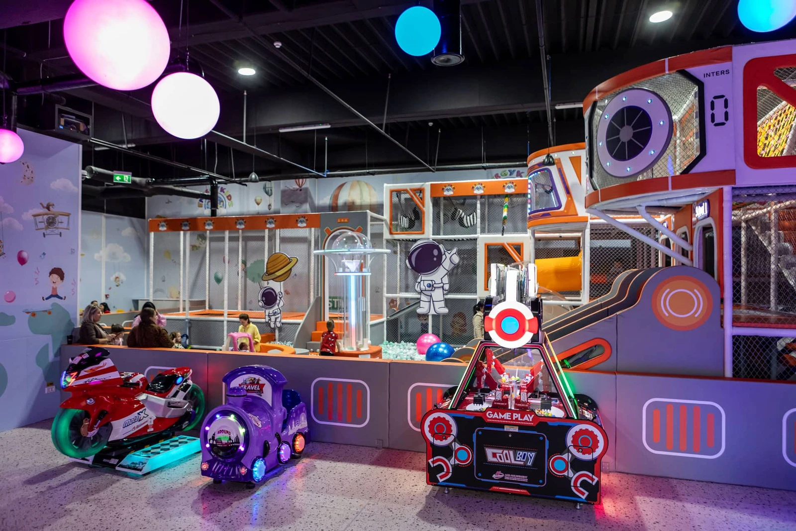 Jocuri cu motociclete în interiorul Energy Kids Arad