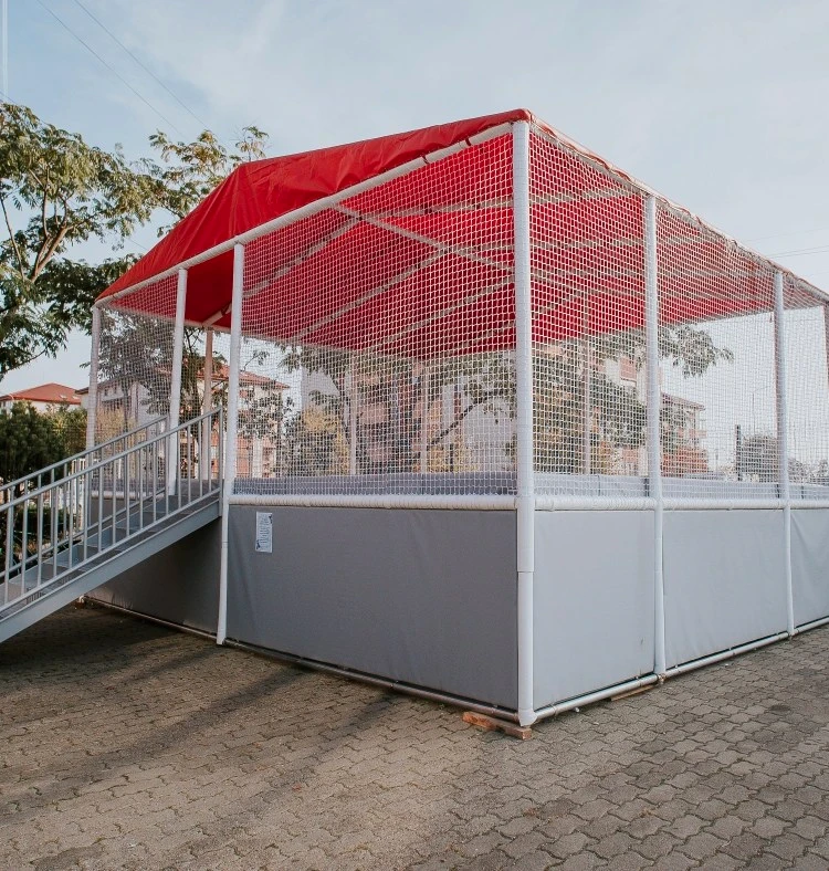 Trambulină acoperită în curtea Club 4K din Arad