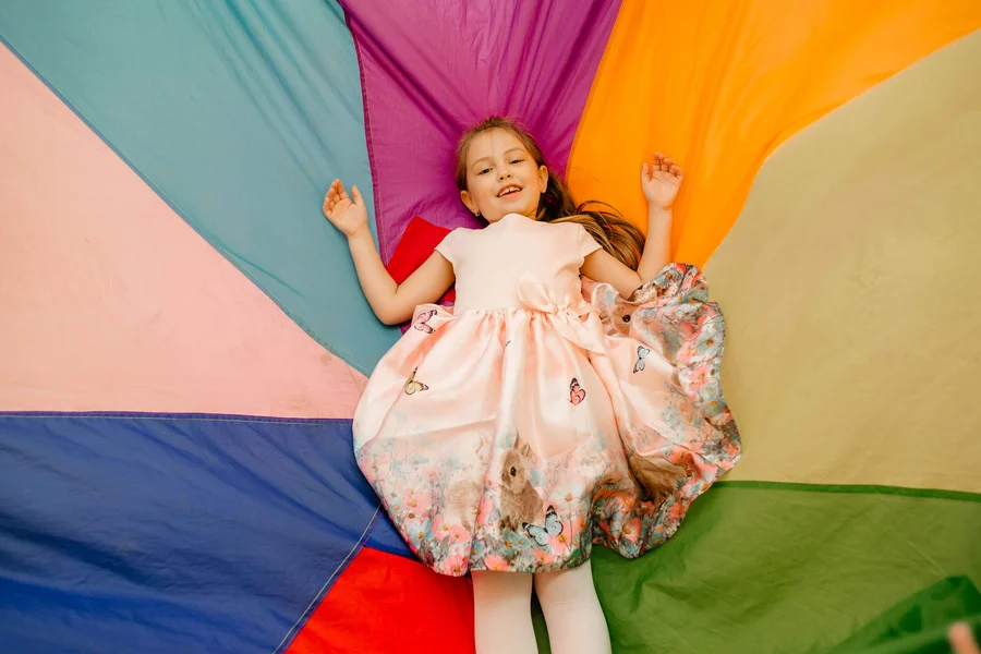 Joacă cu parașuta colorată la Marvello Kids