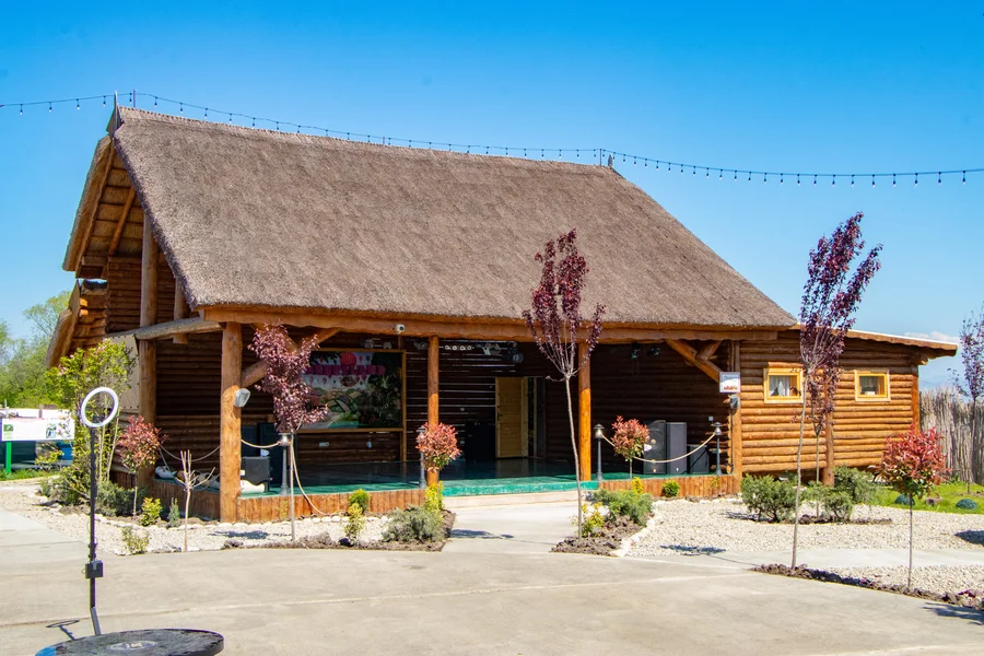 Clădire din lemn în complexul Berryland