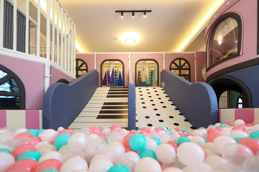 Toboganele și piscina cu bile de la Joben Kids Party