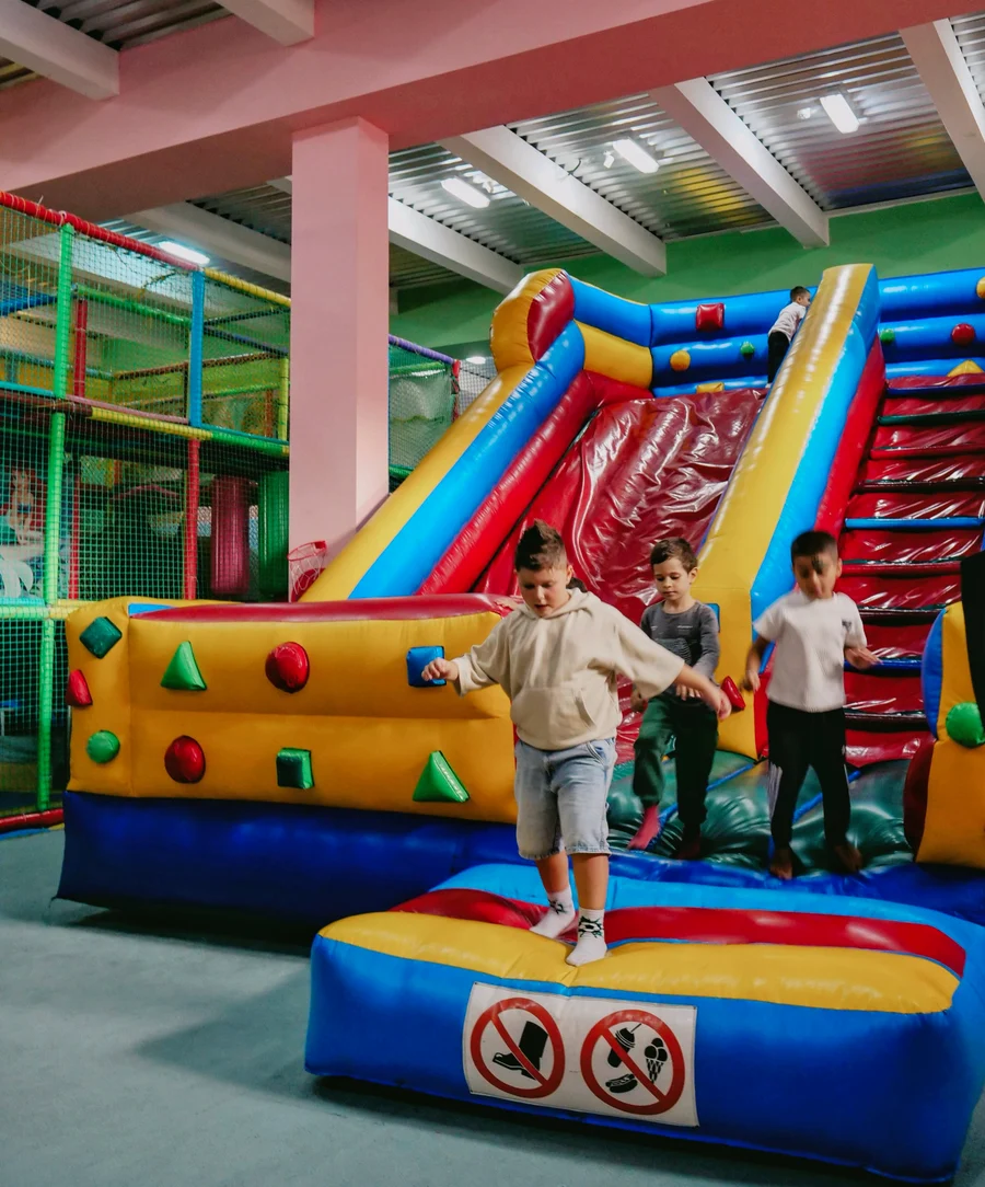 Toboganul gonflabil din spațiul interior Remar Kids Oradea