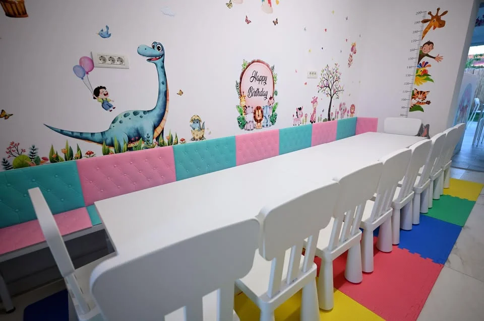 Mesele pentru petreceri din interiorul Ha Ha Kids din Nojorid