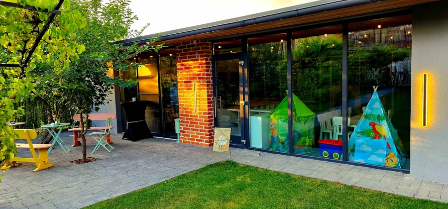 Exteriorul și terasa PlayDay