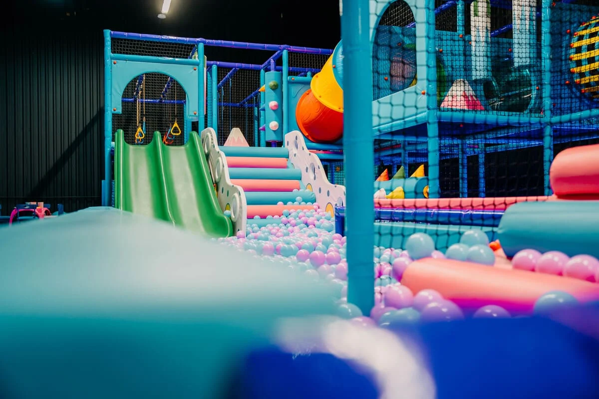 Tobogan și piscină cu bile la Oxygen Playground