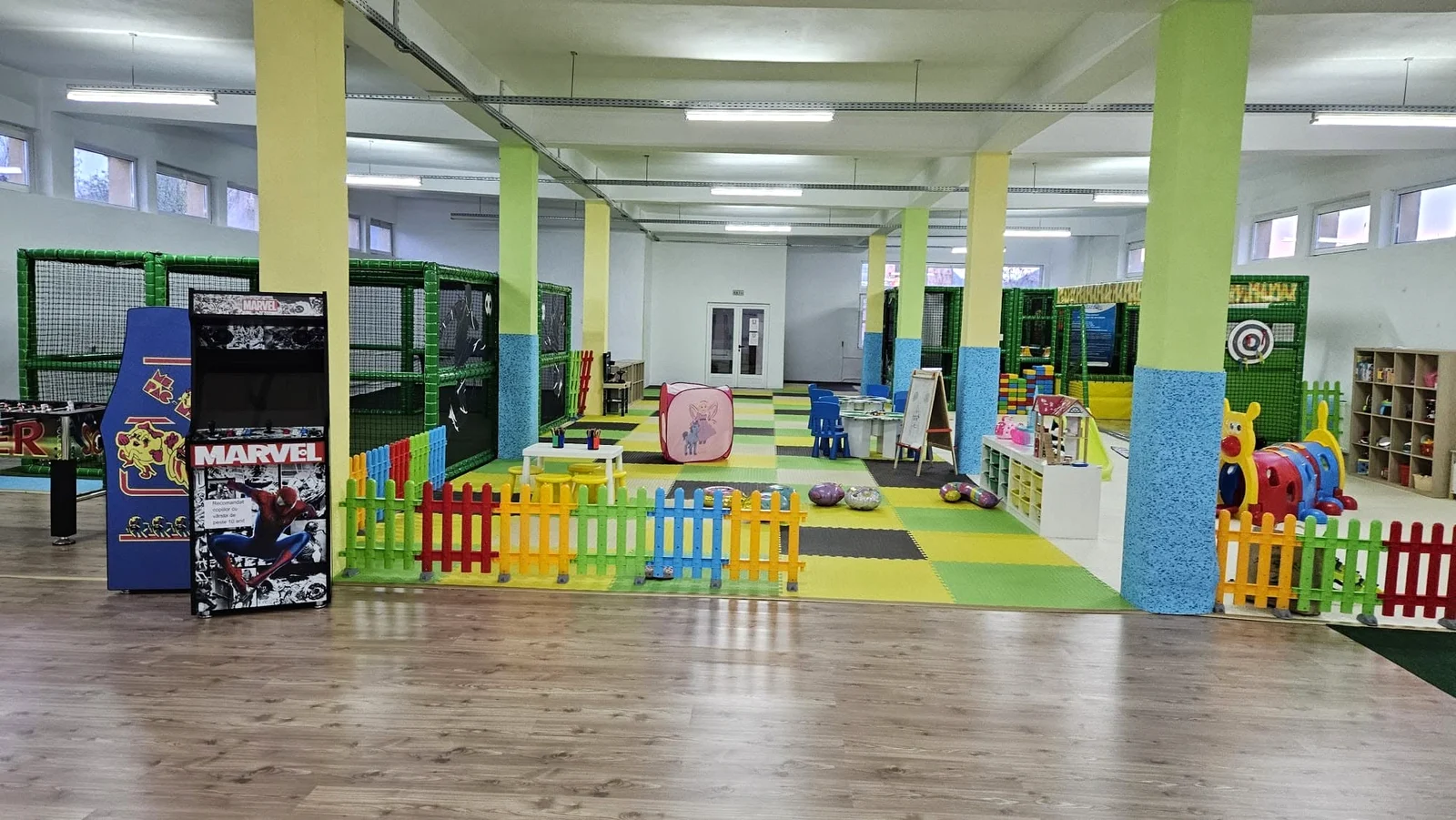 Zona de joacă interioară Kitto Land din Deva, cu structuri de cățărat și jocuri