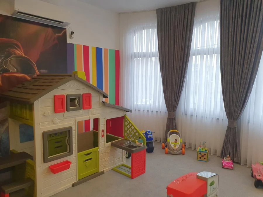 Căsuță de joacă și jucării în interiorul MARVELand Oradea