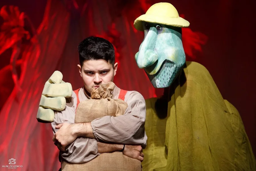Scenă din spectacolul Inima de piatră, Teatrul Merlin.