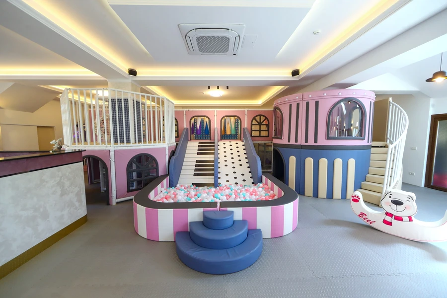 Castelul cu tobogane și piscina cu bile de la Joben Kids Party