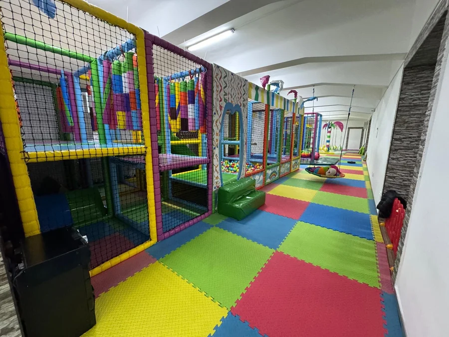 Structuri cu plase și pardoseală colorată la Allegria Land