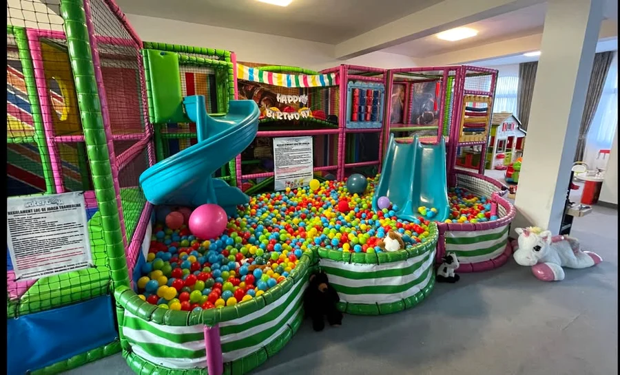 Piscină cu bile și tobogane la MARVELand Oradea