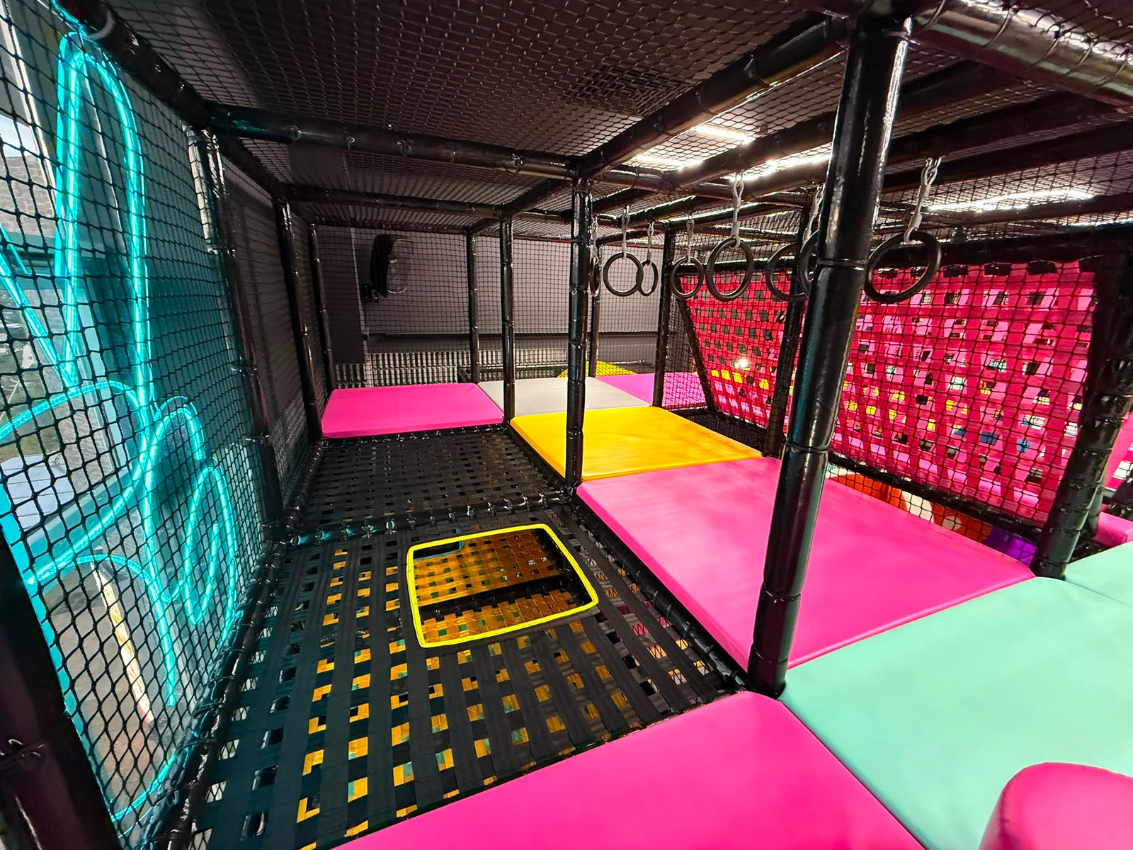 Zona de trambuline de la Kiddy Park din VIVO Cluj