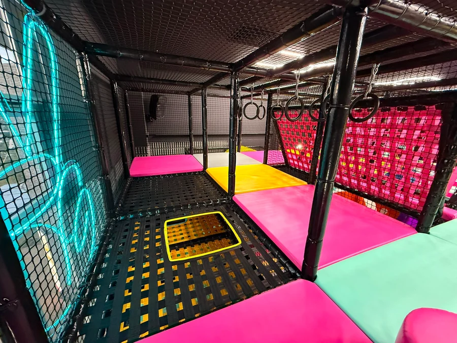 Zona de trambuline de la Kiddy Park din VIVO Cluj