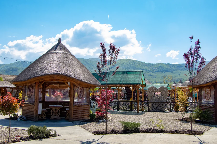 Foișoare în complexul Berryland Gânțaga