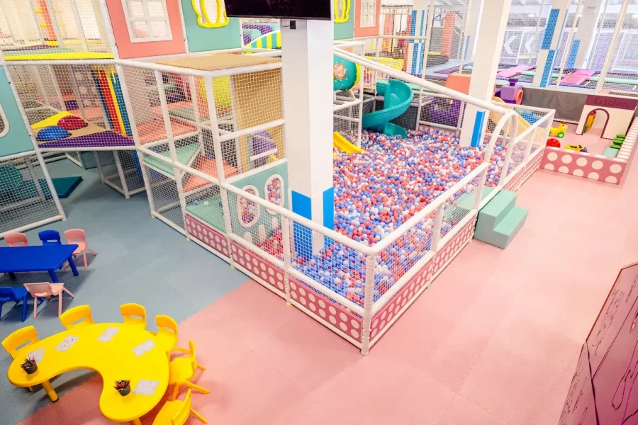 Structura de joacă și piscina cu bile Terra Land