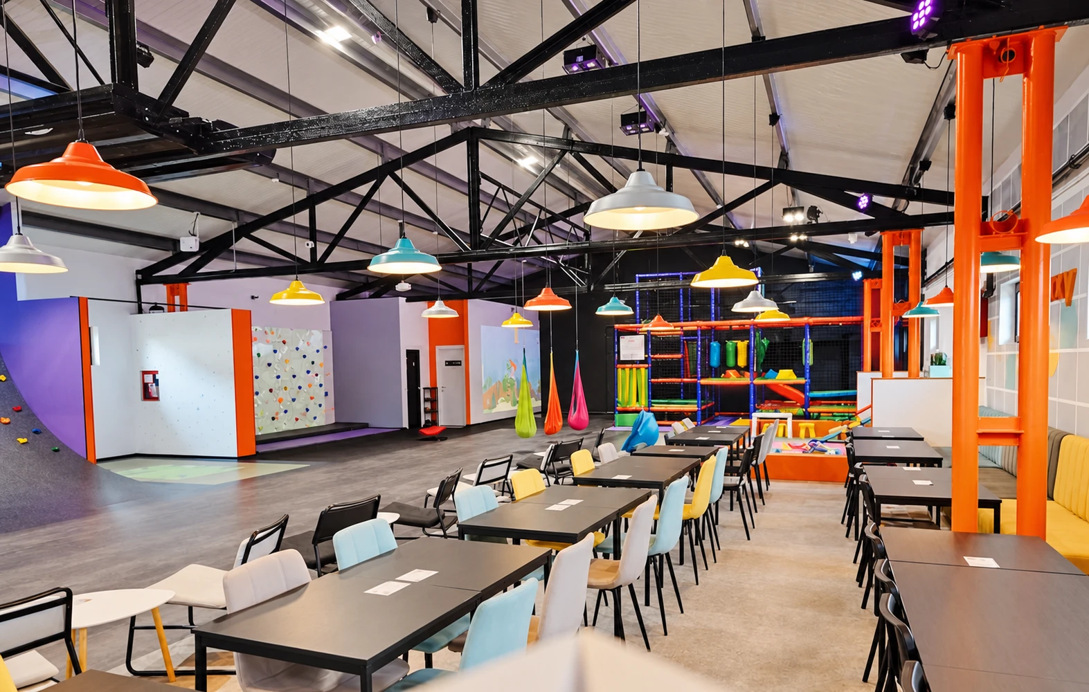 Interiorul Moxxy cu zona pentru părinți și echipamentele de joacă