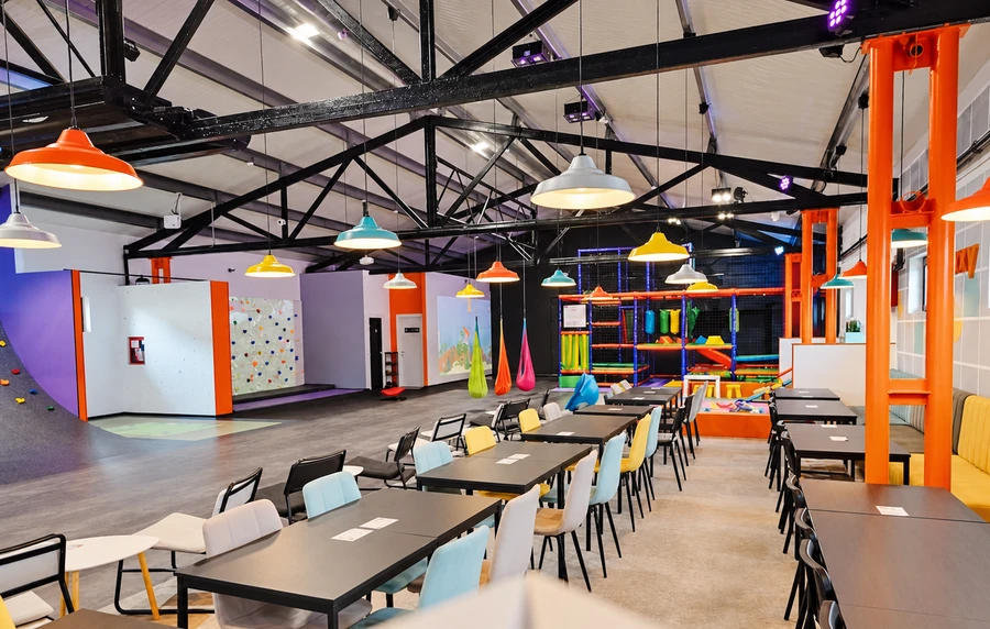 Interiorul Moxxy cu zona pentru părinți și echipamentele de joacă