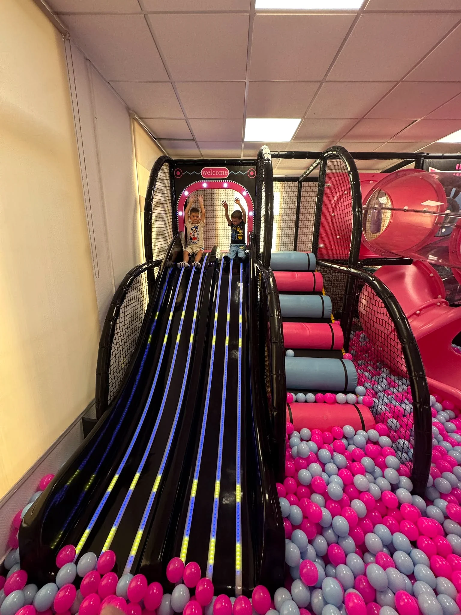 Tobogane și piscină cu bile la Magic Nook, Cluj-Napoca