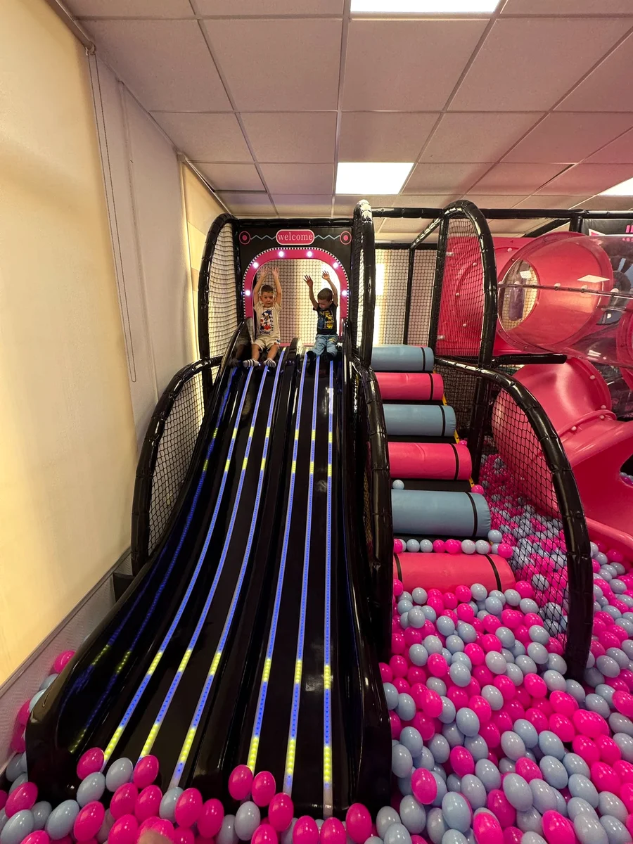 Tobogane și piscină cu bile la Magic Nook, Cluj-Napoca