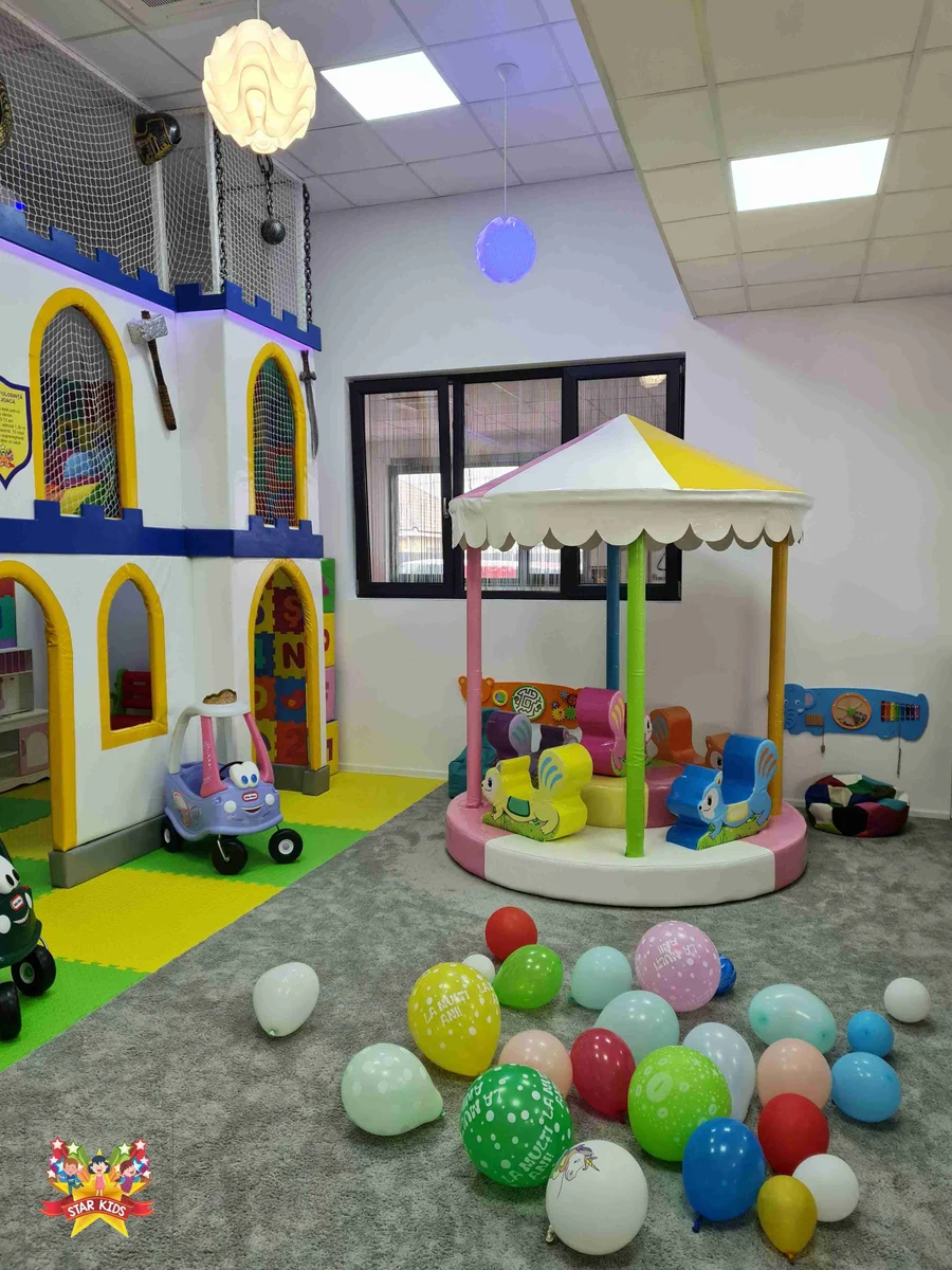 Castel și carusel în interiorul Star Kids 1 din Sântandrei