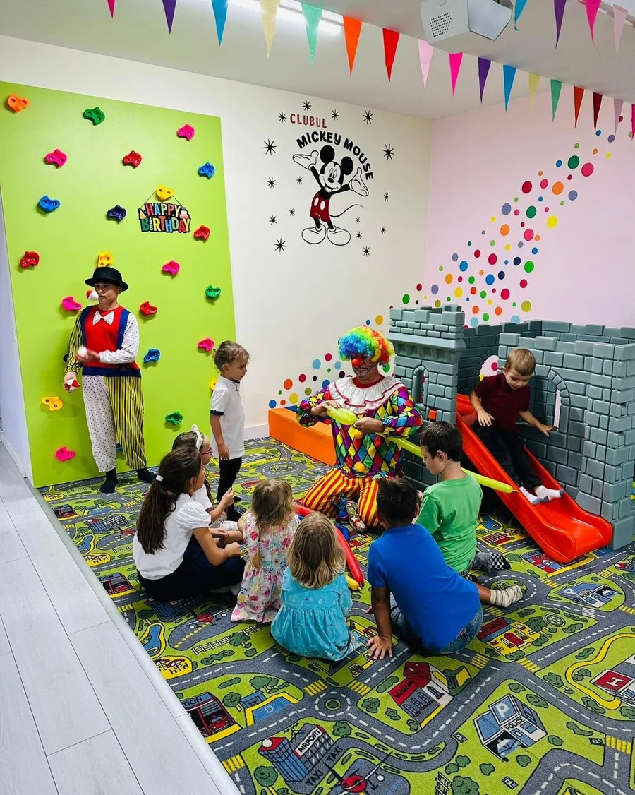Sala cu tobogan și perete de cățărat a Clubului Mickey Mouse, Cluj-Napoca