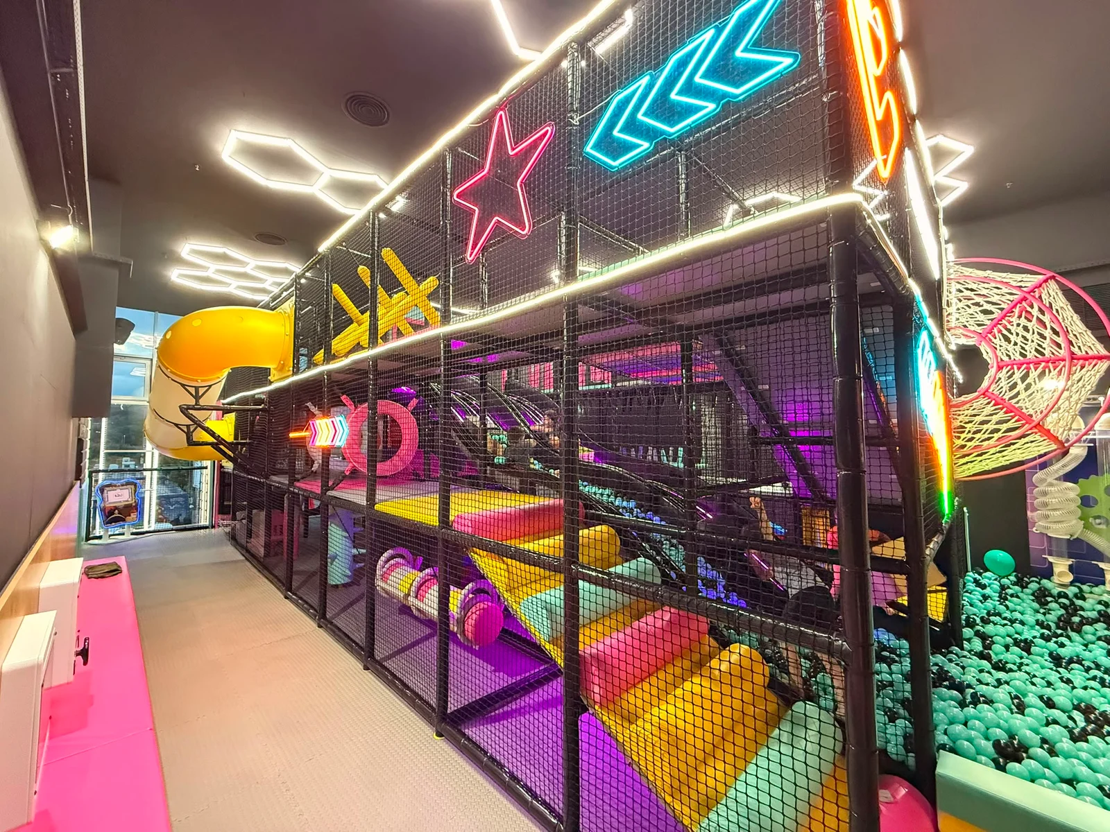 Structura de joacă și traseele colorate Kiddy Park din VIVO Cluj