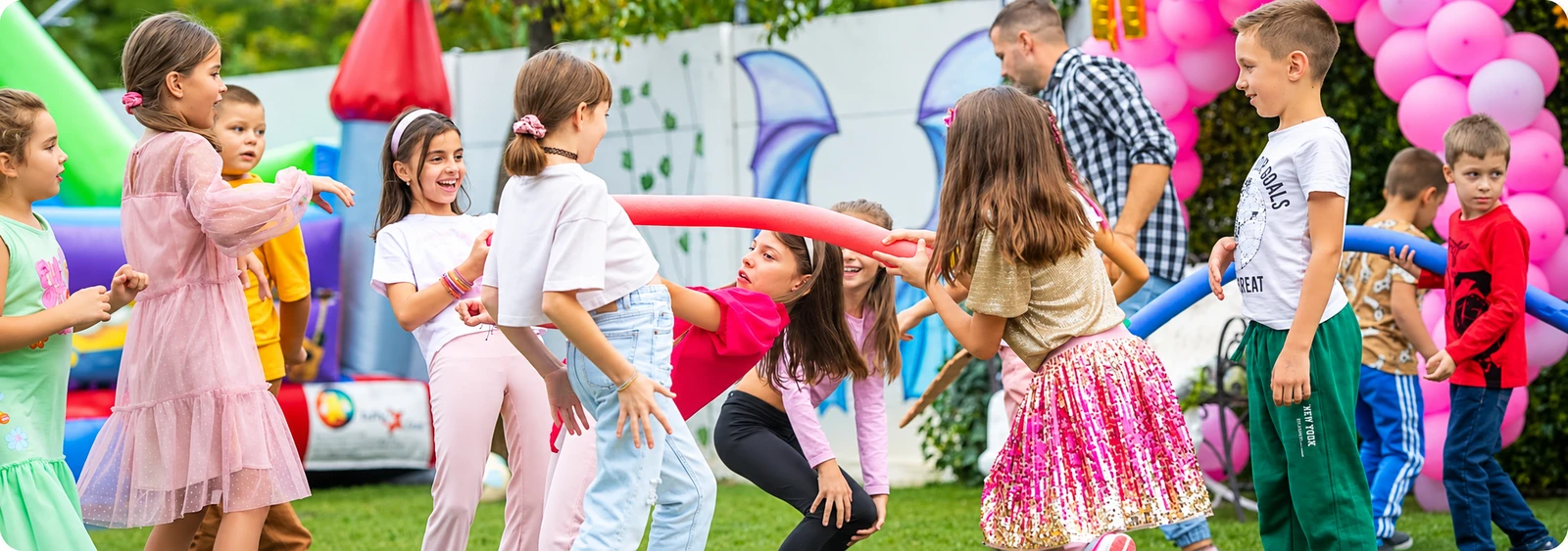 Copii participanți la o activitate în aer liber la Camelot Playground