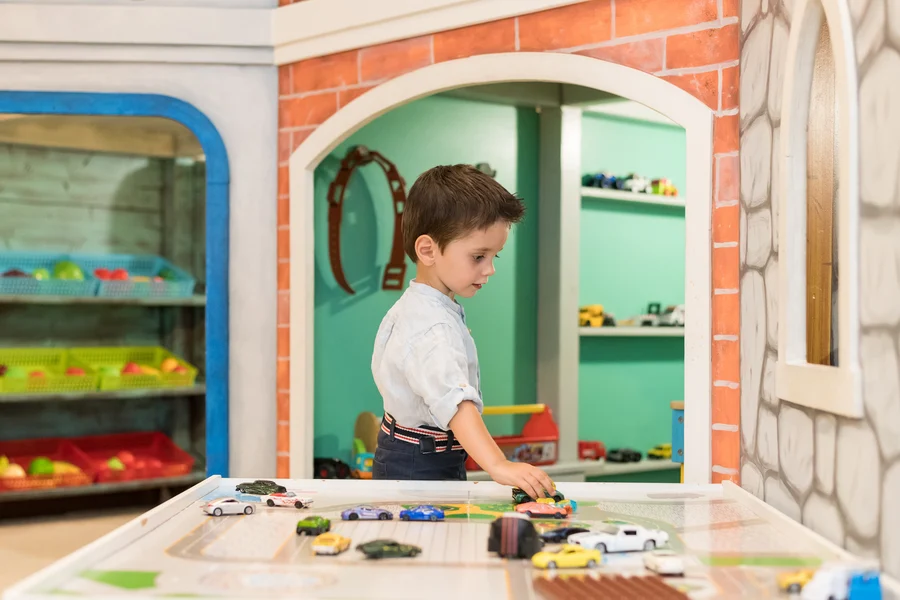 Zonă cu jucării și decoruri de căsuțe la Mini Kids Plaza Timișoara