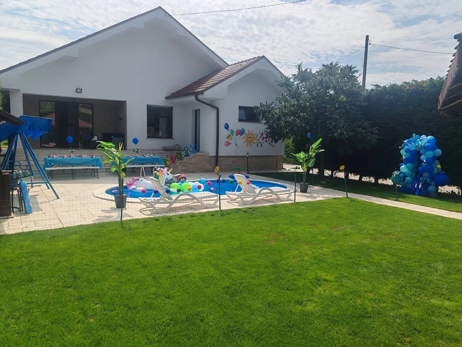 Curtea CYD Place din Oradea, cu piscină, gazon și leagăn