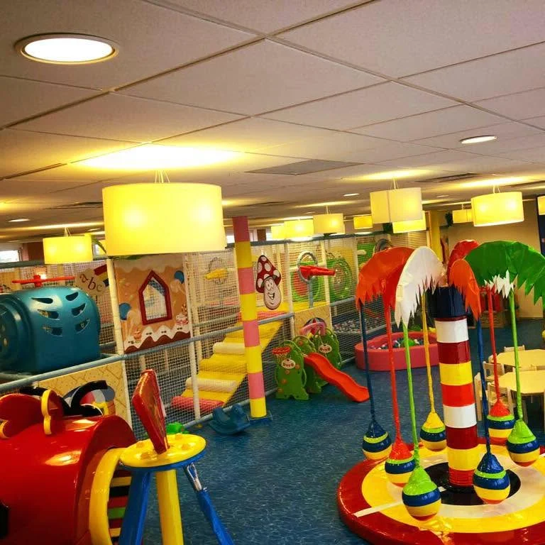 Structuri de joacă și tobogan în interiorul Club Magic Cluj-Napoca