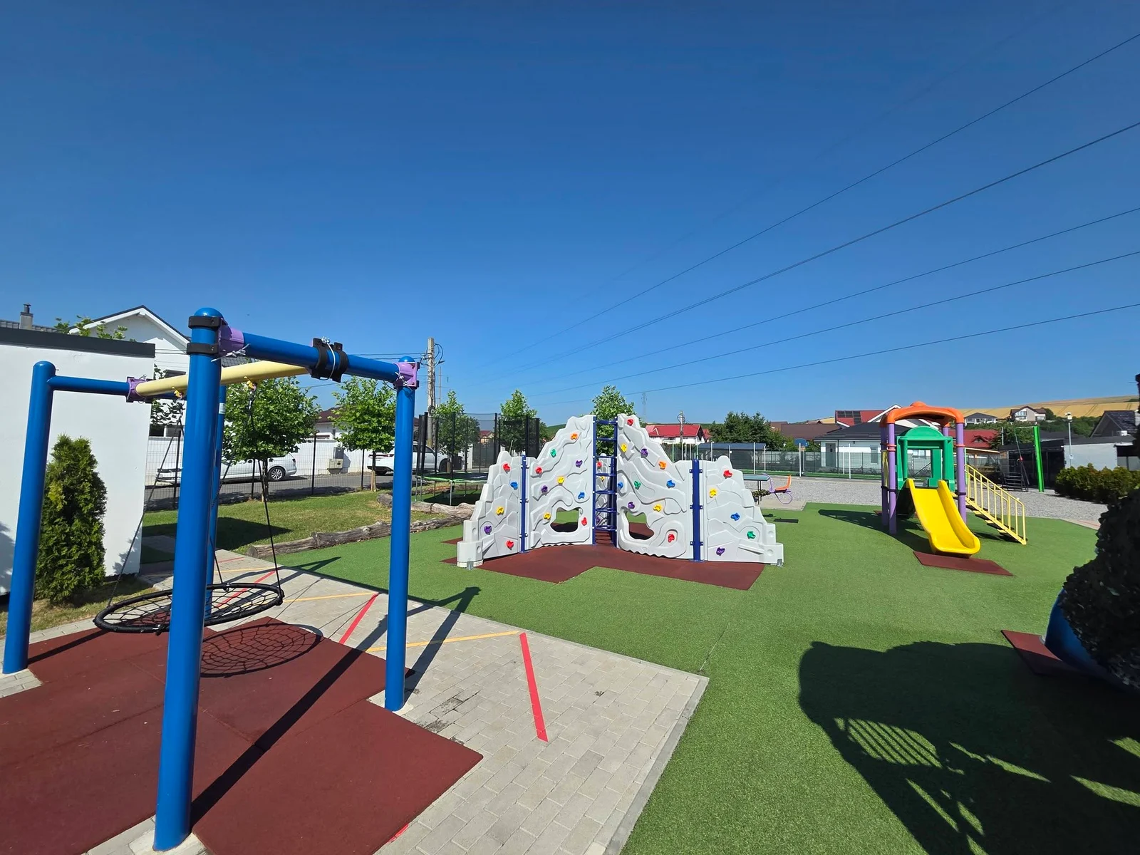 Spațiul exterior cu leagăne și perete de cățărat PlayZone, Nazna