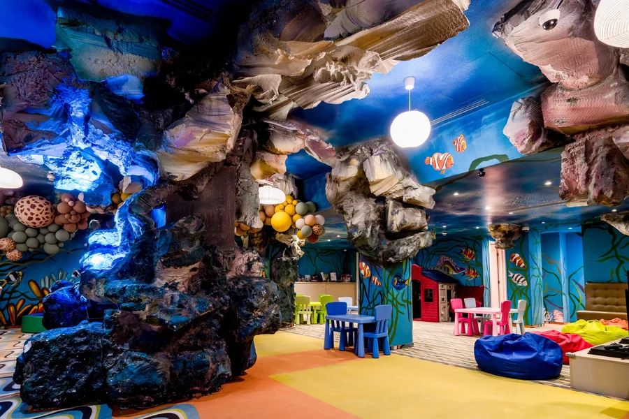 Interiorul cu decor marin al Happy Shark din Brașov