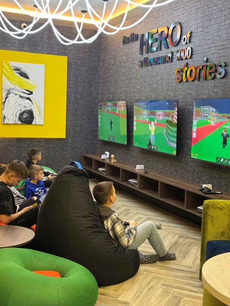 Console și fotolii în zona de gaming De Ziua Mea din Horia