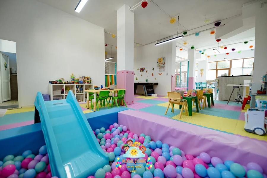 Tobogan și piscină cu bile la Micul Soare