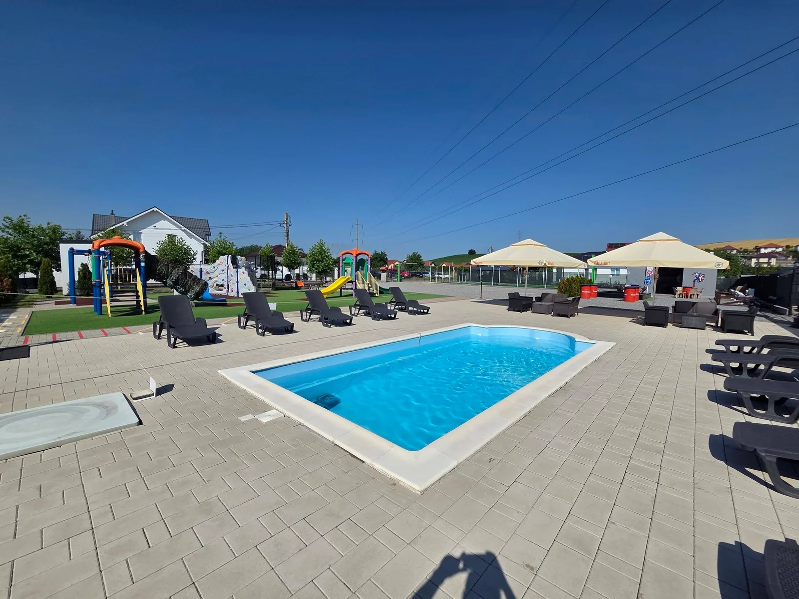 Piscina exterioară și zona de relaxare PlayZone, Nazna