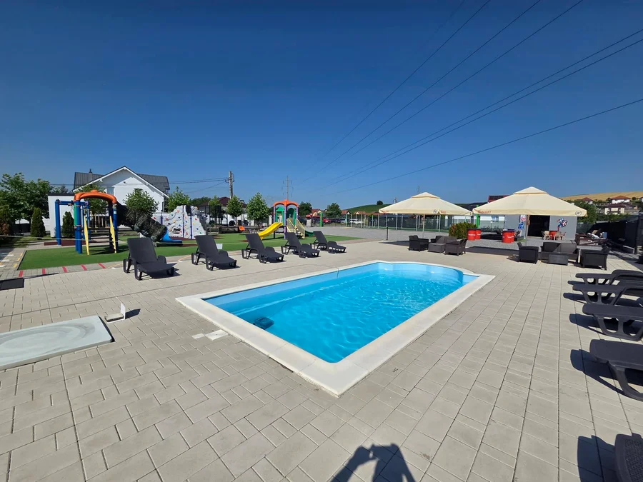 Piscina exterioară și zona de relaxare PlayZone, Nazna