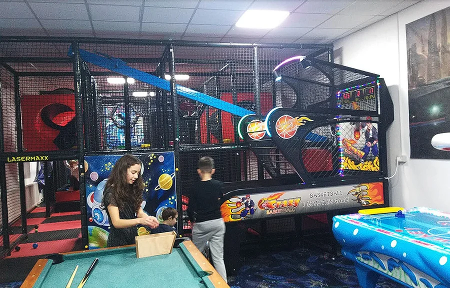 Structura de joacă și air hockey la Zingo Planet Sibiu