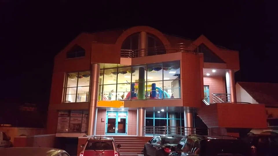 Clădirea Happy Zone Sibiu, cu spațiul de joacă luminat seara