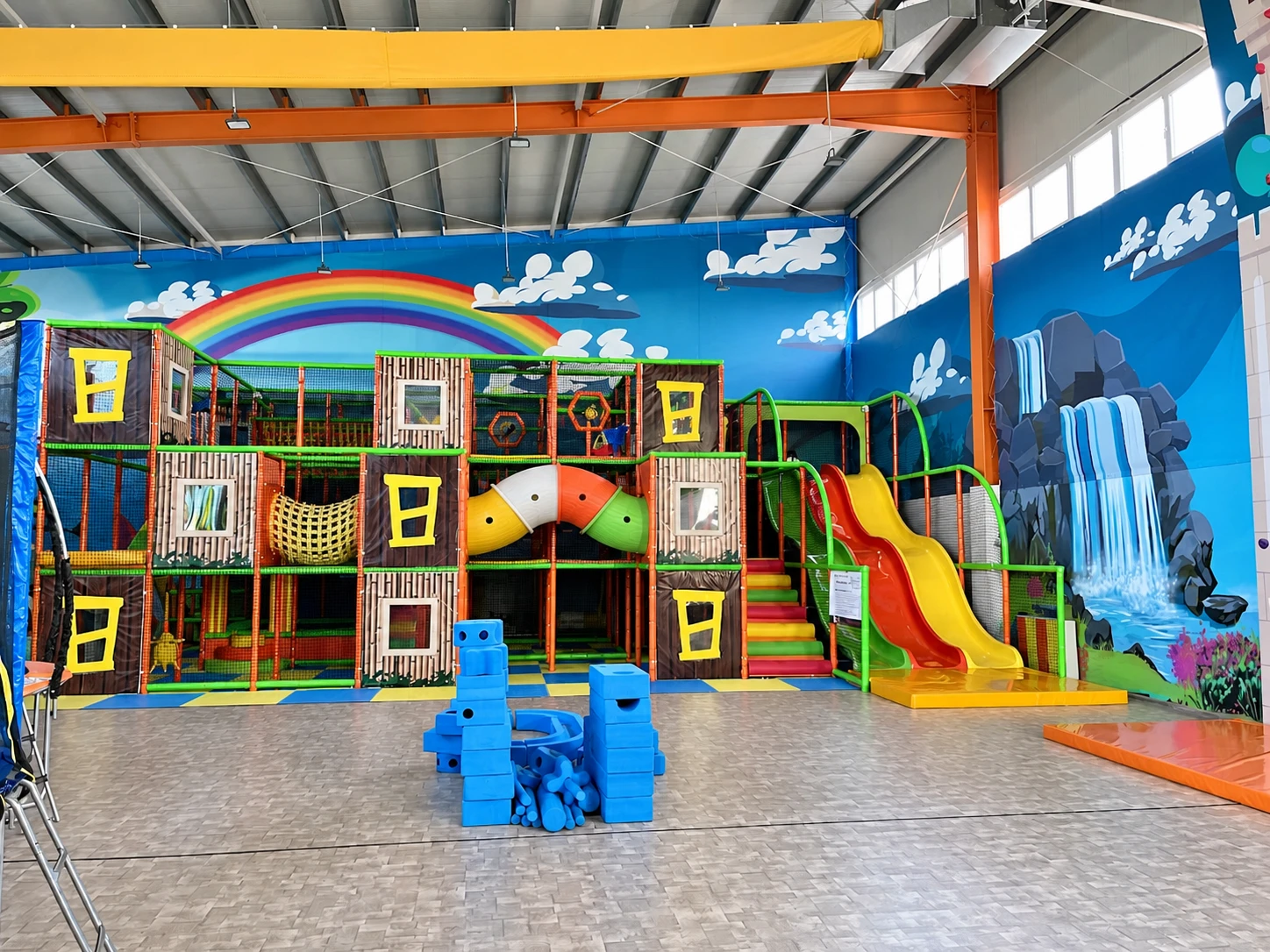 Structura de joacă cu tobogane, curcubeu și cuburi de la KidsPark