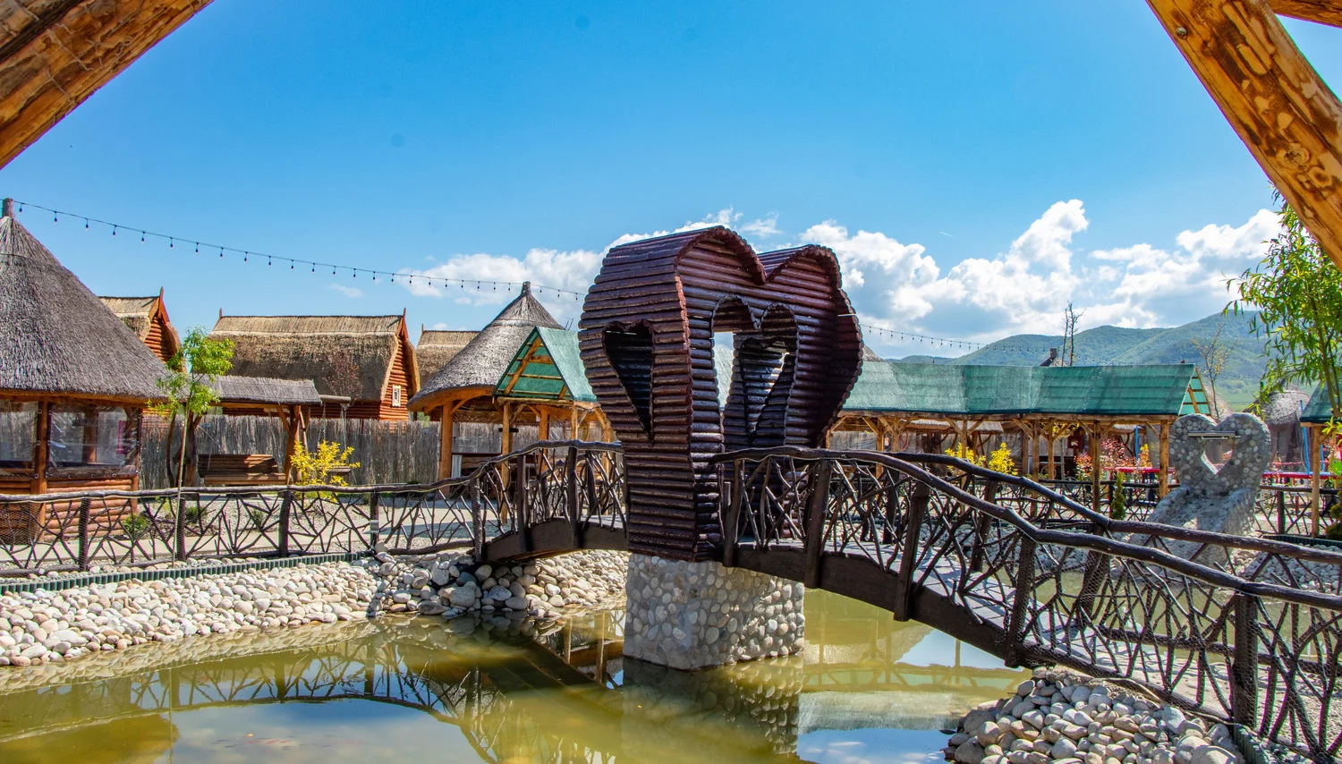 Podul decorativ din complexul Berryland