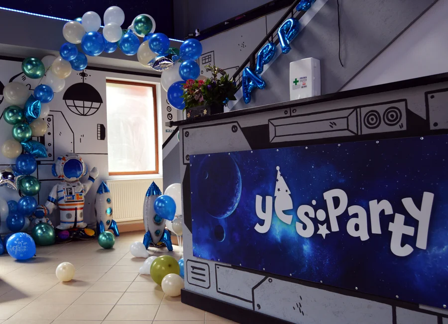 Intrarea decorată la Yes Party