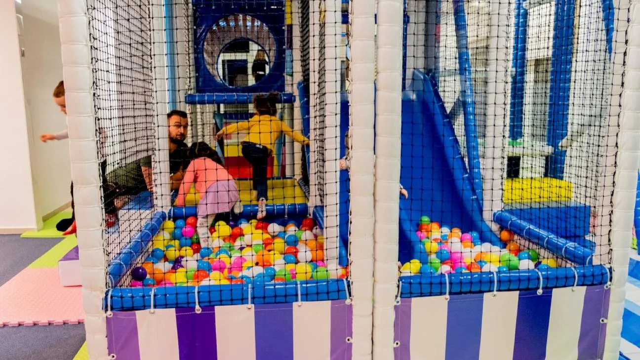 Structura de joacă cu piscină de bile Magic Forest