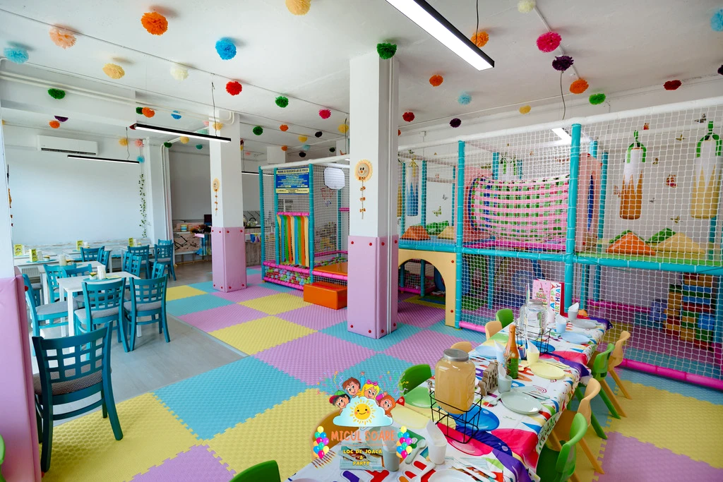 Sala colorată cu structură de joacă de la Micul Soare