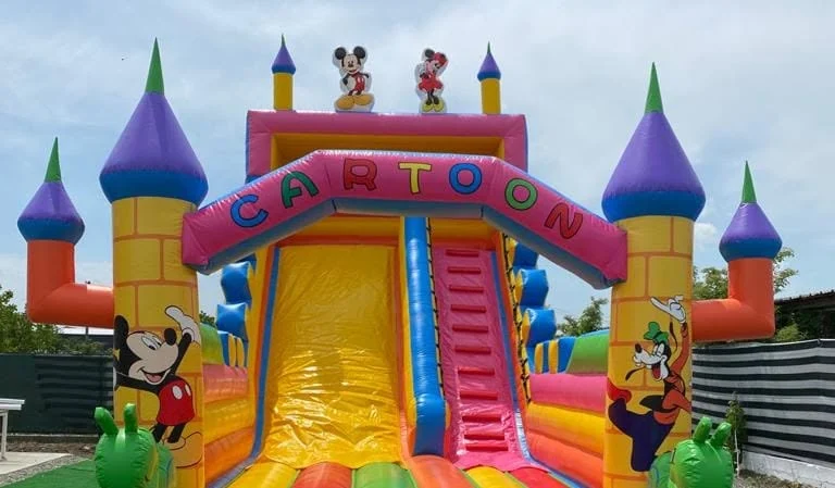 Tobogan gonflabil în aer liber la Diverti Junior Arad