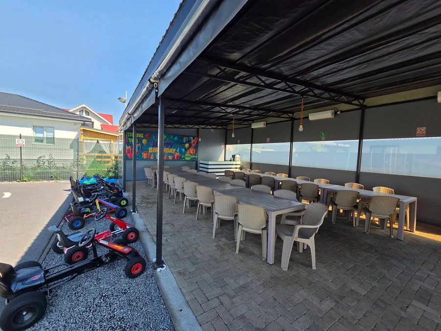 Terasa acoperită pentru petreceri PlayZone, Nazna