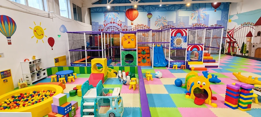 Sala de joacă cu tobogane și piscină cu bile de la Paradisul MiSi