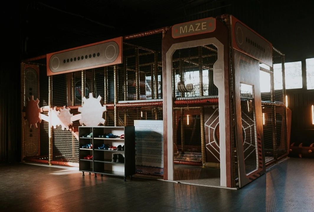 Labirint și jocuri arcade la Club 4K din Arad