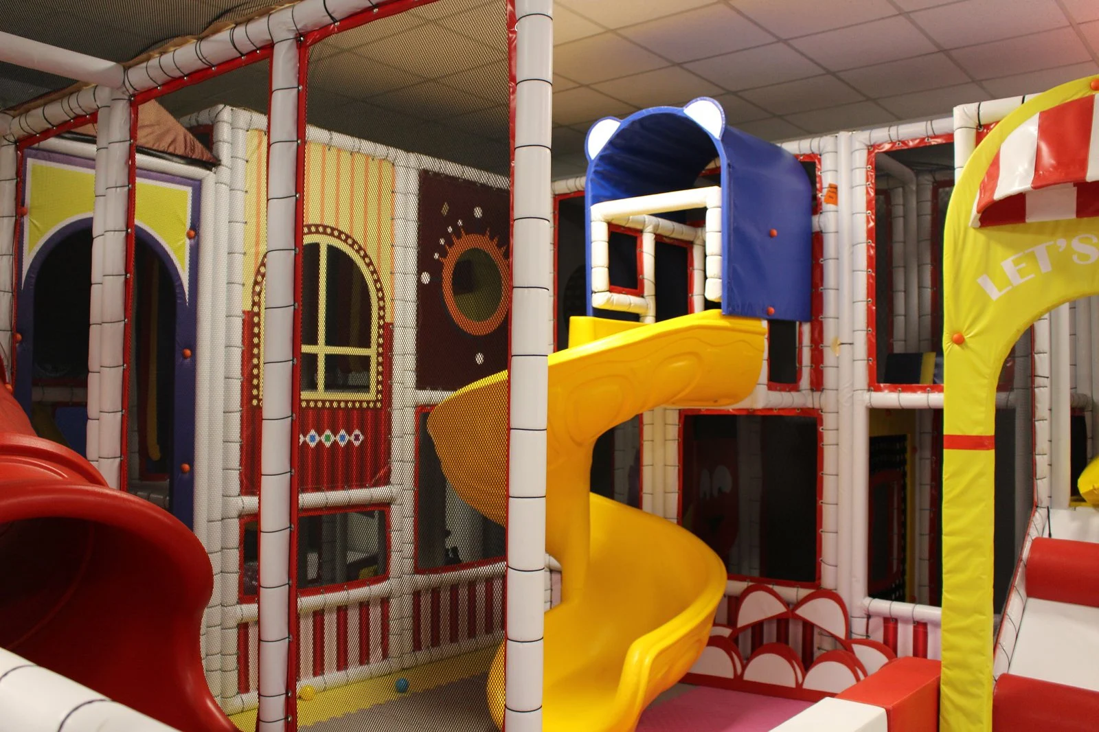 Tobogane și structuri de joacă la Happy Playtime Arad