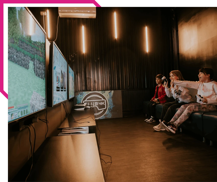 Camera de gaming cu console de la Club 4K din Arad